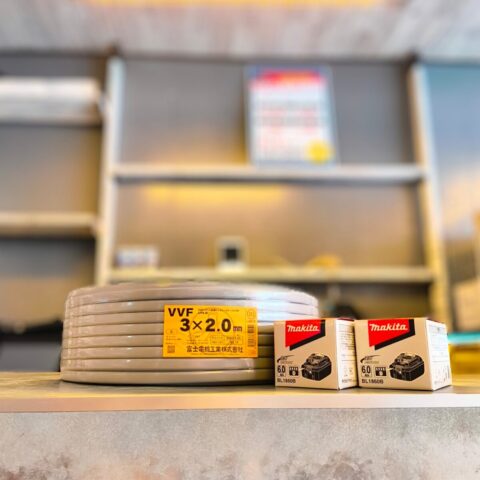パワトレ東苗穂店から最新の買取情報<br>【富士 VVFケーブル 2.0mm 3芯 ×1巻 マキタ BL1860B バッテリー ×2個】