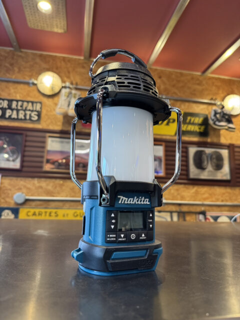 パワトレ東米里店から最新の買取情報  【Makita 充電式ランタン付ラジオ MR054】買取